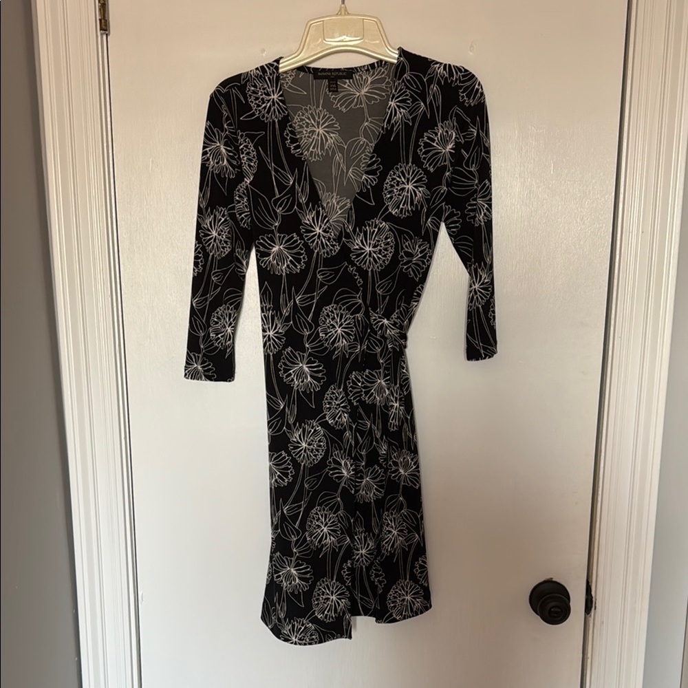 Banana republic Black and White Floral Wrap Dress- size XXS petite